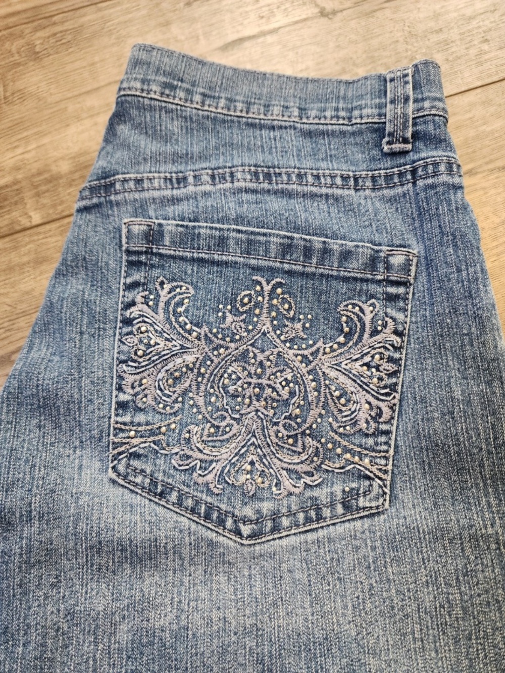 Gloria Vanderbilt Amanda Womens Capri Jean Shorts Size 10 Blue Denim Wash - Picture 2 of 10